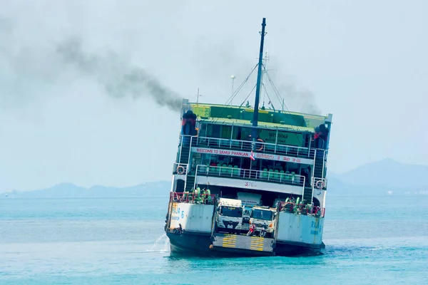 Pha Ngan 2017 May3 Raja1 フェリー座礁約 500 の後に行く出発ひもトンサラ港から約 100 人の乗客を助け — ストック写真