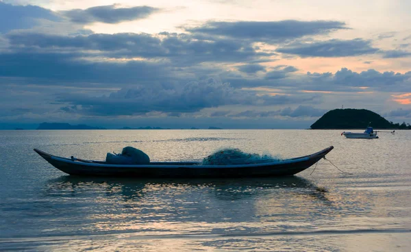 Rowboat Pescatore Con Netta Pesca Nell Ancoraggio Della Mare Dell — Foto Stock
