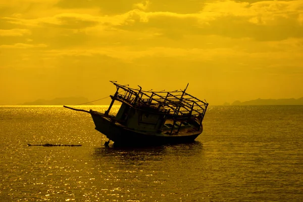 Residuos Barcos Pesqueros Mar Baja Marea Tiempo Noche Reflexión Luz — Foto de Stock