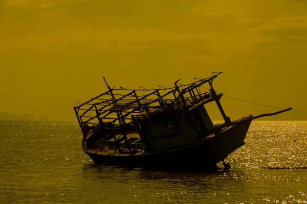Bateau Pêche Silhouette Fait Rendre Sur Sable Mer Faible Marée — Photo
