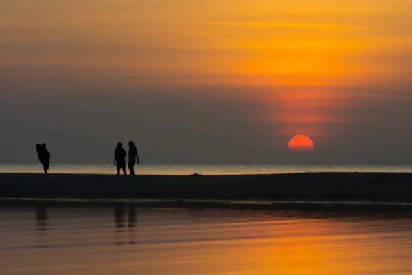 Família Silhouette Voltar Banco Areia Tempo Noite Tardia Marítimo Sun — Fotografia de Stock