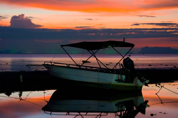 Silhouette Kleines Weißes Motorboot Vor Anker Korallenstrand Späten Abend Meer — Stockfoto