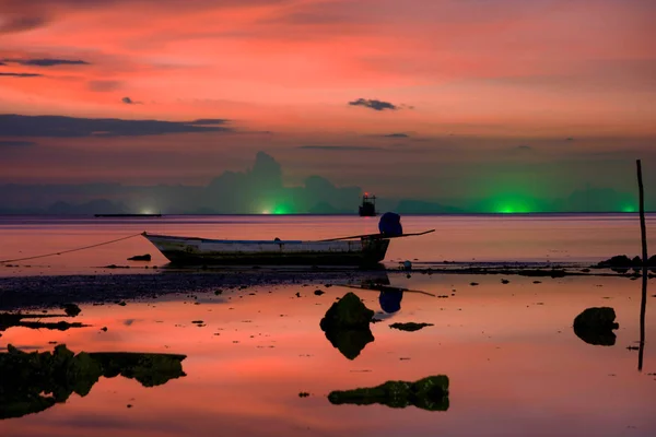 Silhouette Fishing Boat Latr Evening Time Aground Low Tide Coral — Stock Photo, Image