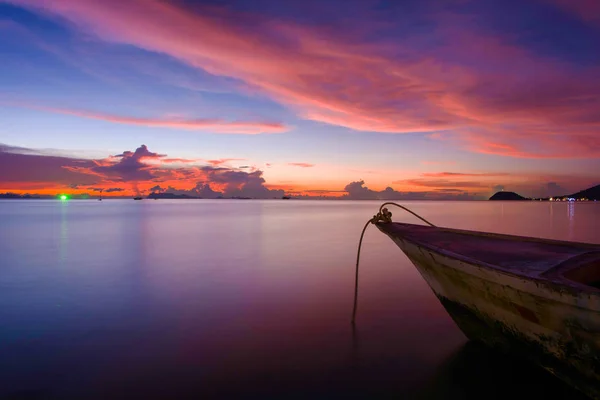 Yukarıdaki Adaları ve denizin siluet bölümü balıkçılık sakin su tekne inanılmaz renkli alacakaranlık gökyüzü bulut 