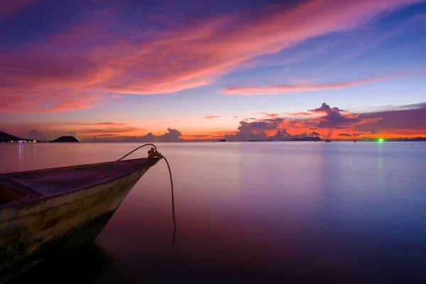 Bateau Pêche Dans Eau Mer Calm Volet Colorant Ciel Nuit — Photo