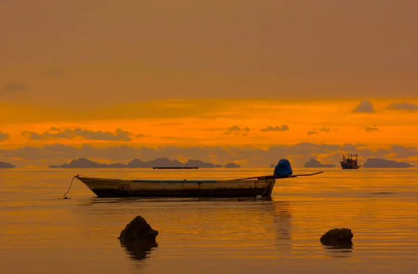 Silhouette Small Fishing Boat Anchored Shallow Water Seaside Late Evening — Stock Photo, Image