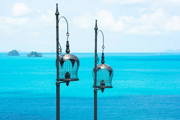 Pole ile Seafront Ocean View gökyüzü bulut arka plan asılı kuş kafesi