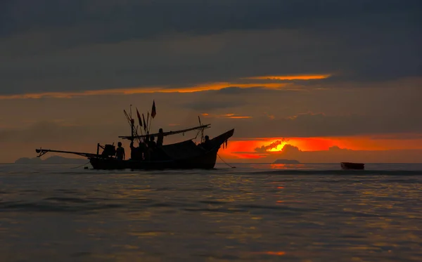 Les Navires Pêche Silhouette Équipe Ancrés Repose Dans Océan Wonderful — Photo