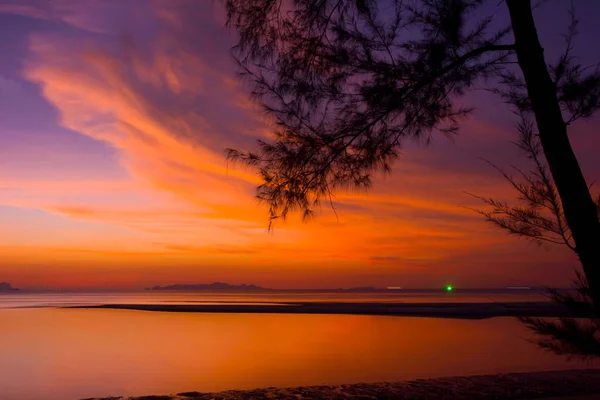 Wunderbare Dramatische Dämmerung Wolkenhimmel Malerischer Blick Auf Strand Späten Abend — Stockfoto