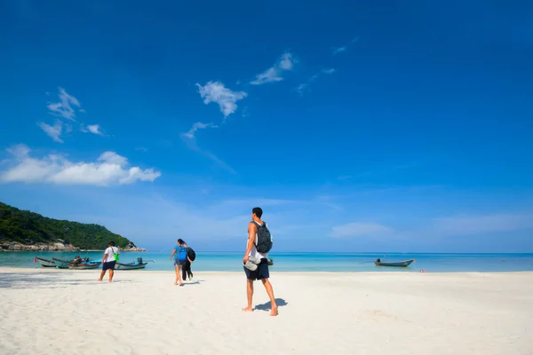 Haad Rin Beach, Koh Pha Ngan, Tayland, April25, 2017: turist taksi-tekne için kumsalda yürürken Backpackers, onlar dolunay gece partide Pha Ngan Island popüler bu sahilde zevk alıyordun