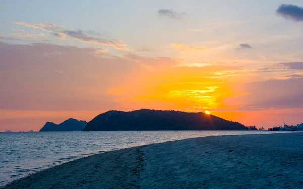Doğal plaj kum banka, harika akşam ışıklık Sundown yukarıdaki Nearbby Seaport ada
