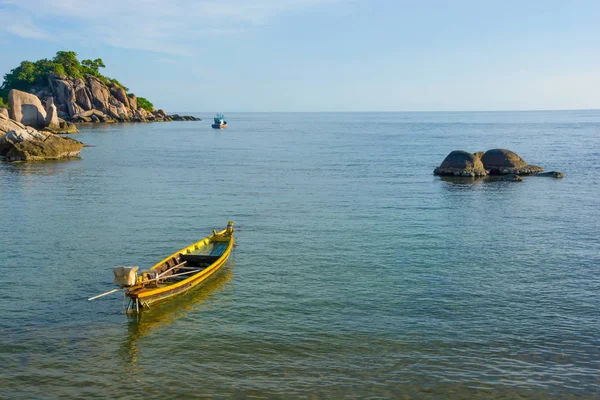Güneşli gün, mavi gökyüzü bulut arka plan harika Island defne Anchorage uzun kuyruk tekne