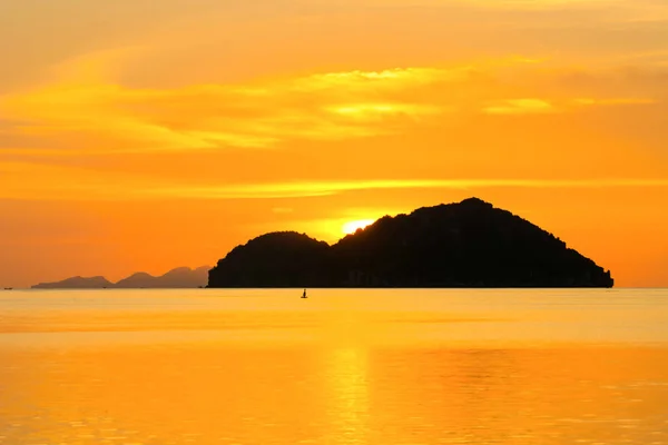 Harika altın ışıklık yansıtan su ve güneş battıktan sonra parlayan okyanus Island'da arkasında gizli 