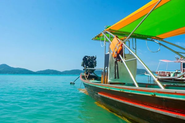 Long Tail Boat Anchored Ocean Sunny Day Sky Island Background — Stock Photo, Image