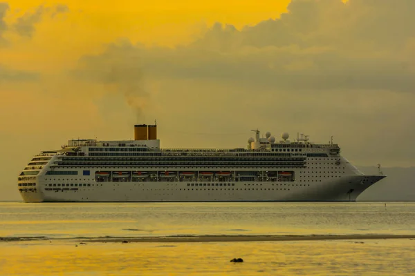 Cruise Ship Anchored Ocean Evening Sky Cloud Baggrund - Stock-foto