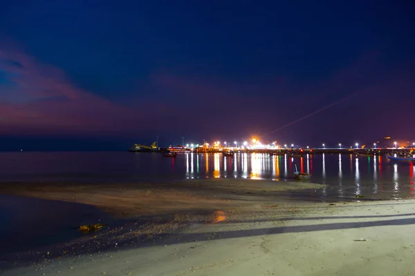 Сценарий Закатного Неба Выглядывает Берега Песчаного Берега Море Море Электрическими — стоковое фото