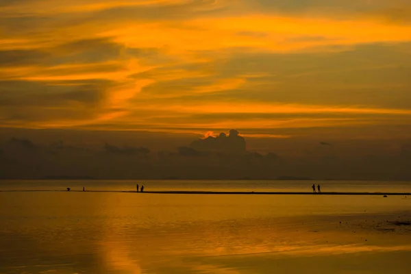 Fenômeno Natural Amigo Evendo Twilight Sky Sobre Água Mar Pessoas — Fotografia de Stock