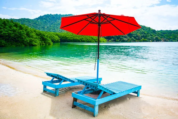 Red Umbrella Madeira Beds Laguna Beach Nearby Mangrove Forest Cloudy — Fotografia de Stock