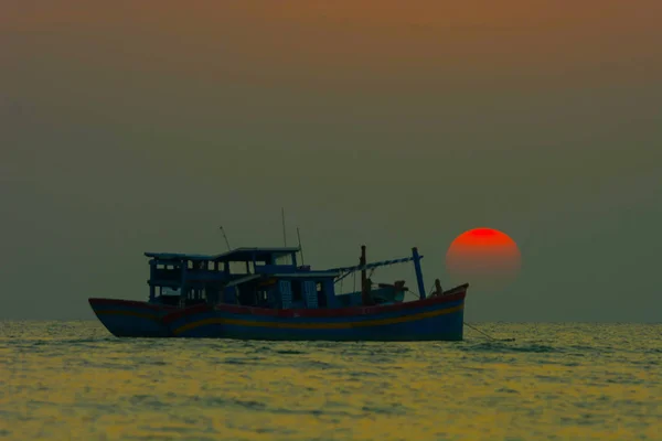 Sonne Geht Unter Und Fischerboot Ankert Ozean Abenddämmerung Dunkler Himmel — Stockfoto