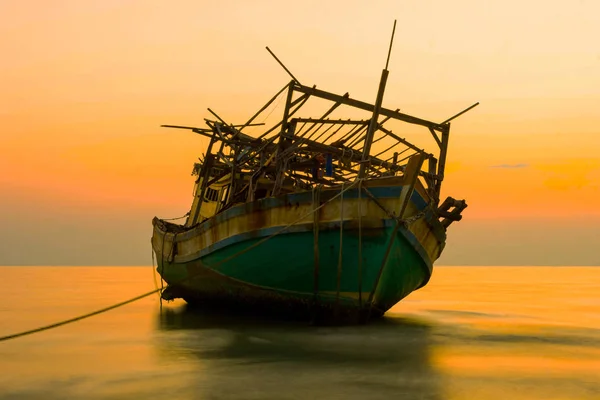 Bateau Pêche Reçu Sur Une Mer Faible Marée Lumière Réflexion — Photo