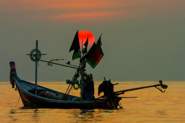 Longue Bateau Pêche Tail Silhouette Avec Ciel Souple Twilight Noir — Photo