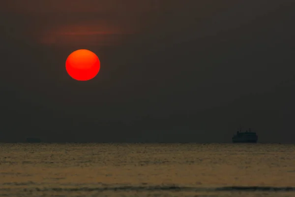 Полное Красное Солнце Над Водой Океане Два Тусклое Небо Обратном — стоковое фото