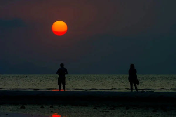 Des Personnes Couples Silhouettes Sur Les Banques Sable Près Mer — Photo