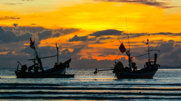 Les Navires Pêche Silhouette Mer Ancrage Vendant Volet Leur Ciel — Photo