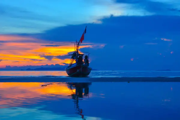 Barco Pesquero Silhouette Aground Sand Bank Seaside Wonderful Twilight Sky —  Fotos de Stock