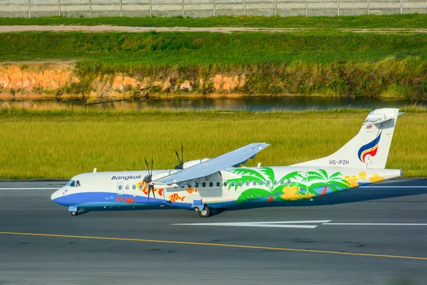 Ko Samui, Tayland - 8 Ekim 2017: Pist Ko Samui Uluslararası Havalimanı, varış uçuş Bangkok Bangkok Airways Atr72 Hs-Pzh uçağı indi