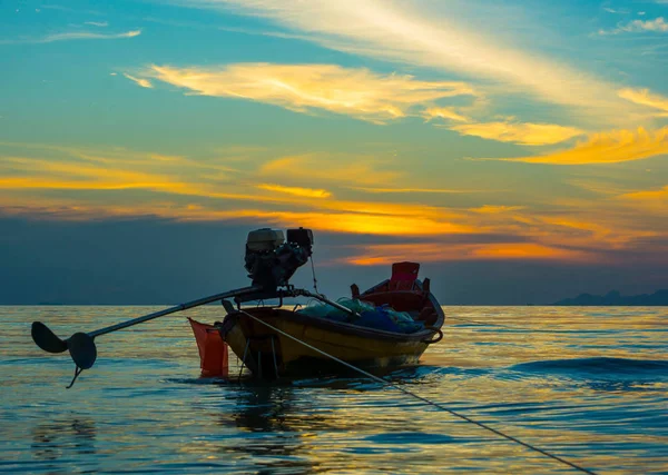 Pescador Larga Barco Tail Silhouette Con Twilight Sky Cloud Tiempo — Foto de Stock