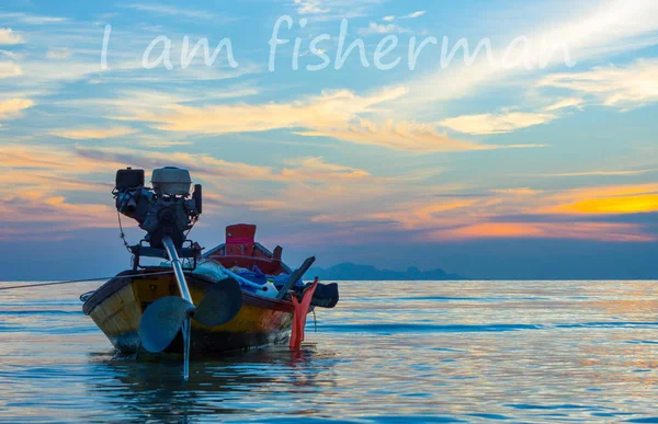 Balıkçı Long Tail tekne demirlemiş düşük gelgit Denizi, güzel renkler alacakaranlık gökyüzü bulut ada ve okyanus arka planda yukarıda