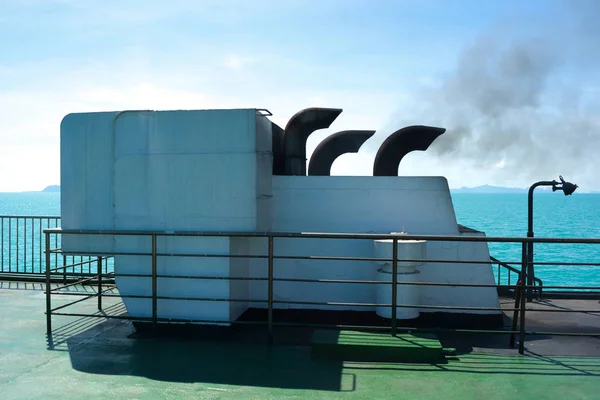 船の煙突から黒煙 — ストック写真