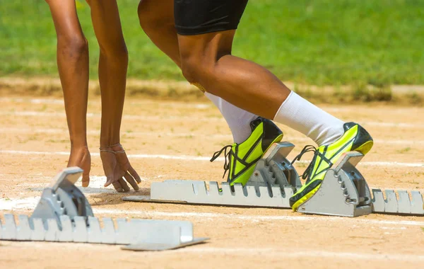 Başlangıç blok parça şeritte atletik rekabet sette Runner