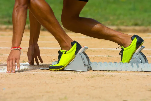 Atlet Runner parça Lane atletizm Yarışması bloğunda başlangıç sette ayak onun izler,