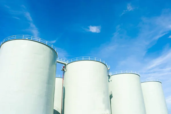 Endüstriyel fabrika, açık mavi gökyüzü bulut güneşli gün arka plan siloları