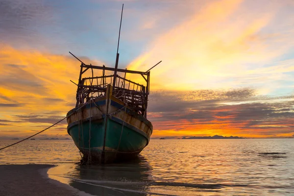 Silhouette Fisherman Boat Wrek Aground Low Tide Sea Sand Wonderful —  Fotos de Stock