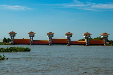 Nehre turuncu baraj baraj açılışı denetleyen bir beyaz kule vardır.