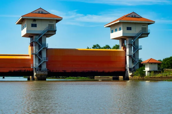 Nehre turuncu baraj baraj açılışı denetleyen bir beyaz kule vardır.