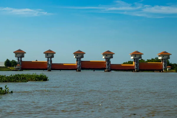 Nehre turuncu baraj baraj açılışı denetleyen bir beyaz kule vardır.