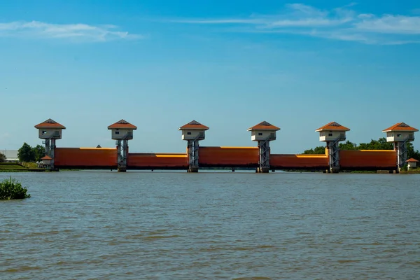 Nehre turuncu baraj baraj açılışı denetleyen bir beyaz kule vardır.