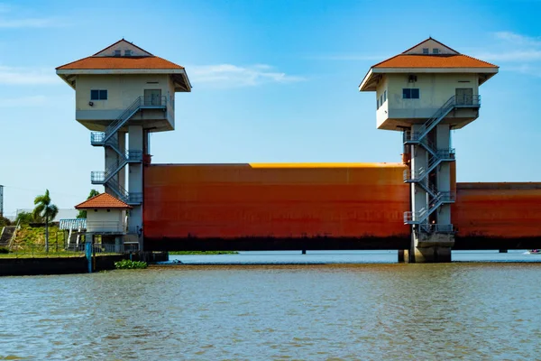 Nehre turuncu baraj baraj açılışı denetleyen bir beyaz kule vardır.