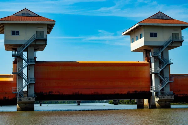 Nehre turuncu baraj baraj açılışı denetleyen bir beyaz kule vardır.