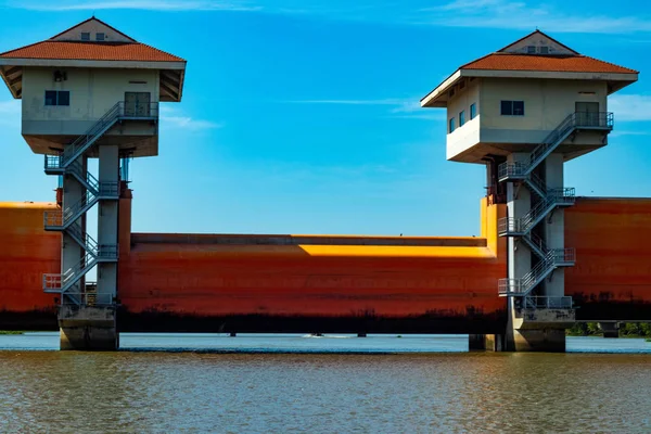 Nehre turuncu baraj baraj açılışı denetleyen bir beyaz kule vardır.