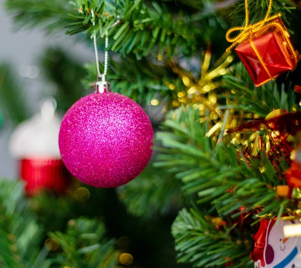 Mor top kırmızı hediye kutusu ile Noel ağacı...