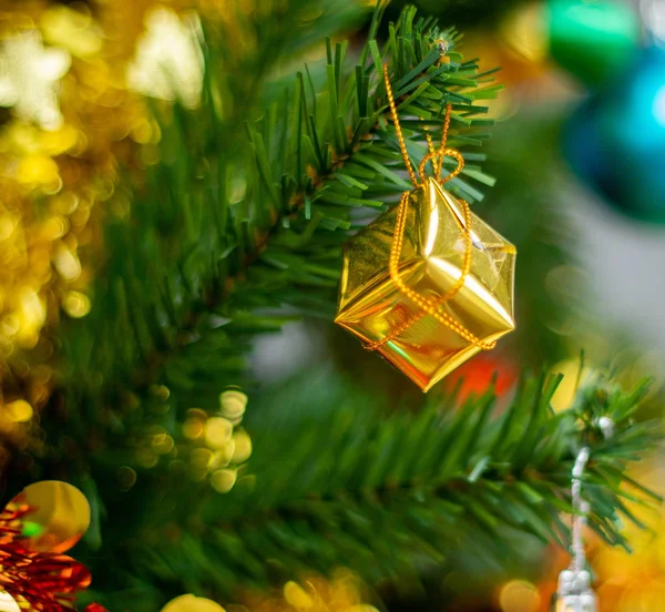 Noel ağacı bir küçük altın hediye kutusu vardır.