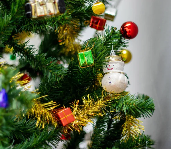 Noel ağacı, kardan adam, hediye kutusu, kırmızı bir kutu, kırmızı topla yeşil