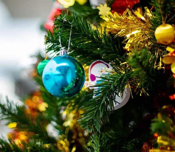 Noel ağacı, kartopu, mavi top, yeşil top, altın top