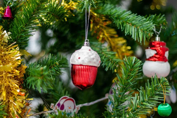 Kırmızı dondurma Kupası, mor bell, yeşil top ile Noel ağacı