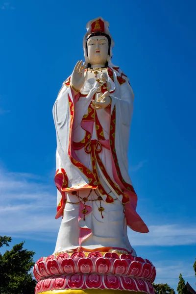Guan Yin büyük beyaz pembe lotus kürsüye heykelinin sol taraftan bir bebek var